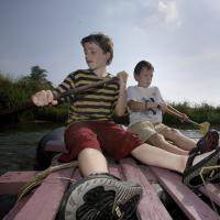 Børn gror i natur - tømmerflåde