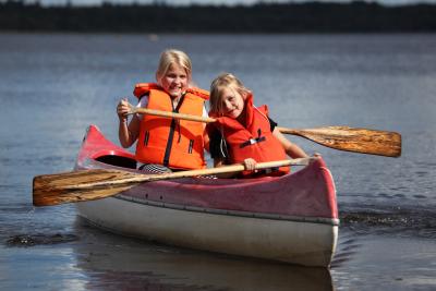 To piger sejler i kano