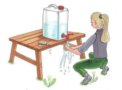Illustrationen viser en pige, der vasker hænder fra en vanddunk, der står placeret på en bænk