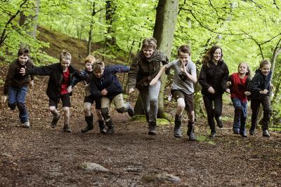 løbende børn i skoven