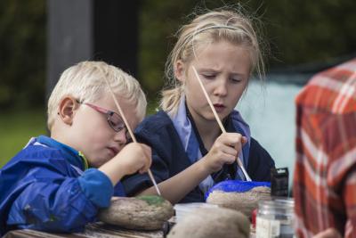 Børn maler sten i Naturpark Åmosen
