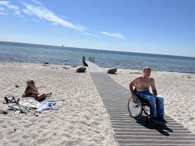 Foto: badegæst i kørestol på rampe