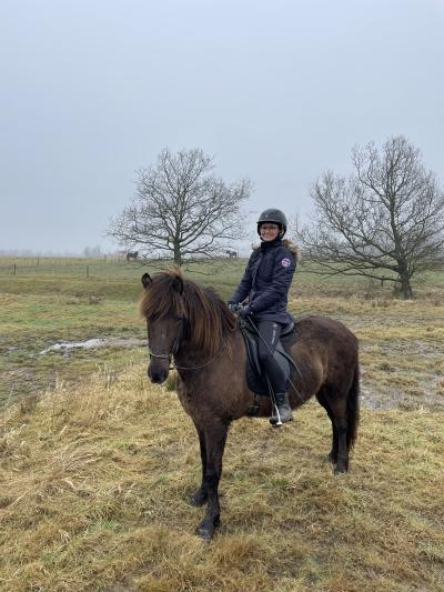 Anne Voigt Lauridsen, der selv er passioneret rytter, har anlagt et ridelaug på Karlsgårdeegnen. 