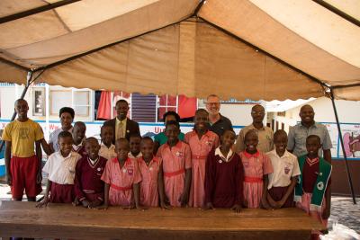 På billedet ses et opstillet foto af en skoleklasse fra Uganda. På bagerste række står blandt flere, Lars Mortensen, formand for Friluftsrådet.