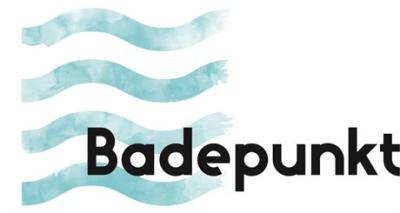 Logo for badepunkt - i baggruden ses 4 blå bølger og i forgrunden står der skrevet 'badepunkt' med sort