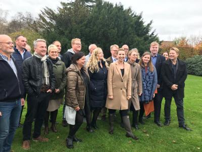 Billede af deltagerne på mødet fotograferet i haven med statsminister MEtte Frederiksen i front