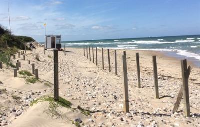 På billedet ses Rågeleje strand med afspæring af pigtråd
