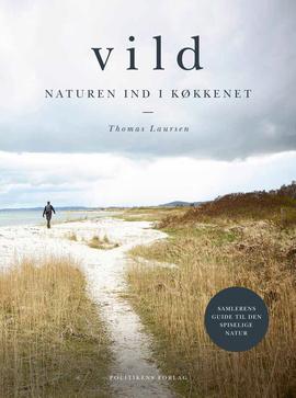 Forside på bog: "Vild: Naturen ind i køkkenet" - forestiller en strand med en mand, der går langs vandkanten. Kroppen vender væk fra kameraet