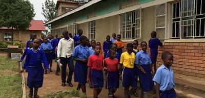 På billedet ses en skoleklasse på en afrikansk skole. De bærer alle uniform