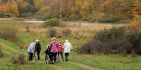 Ældre mennesker på tur i naturen om efteråret