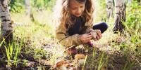 Pige finder rørhat i birkeskov
