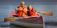 Børn sejler i en kano