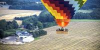 Luftballon over landskab i Danmark