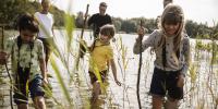 Børn går på opdagelse i en sø