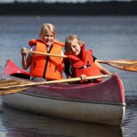 Børn sejler i en kano