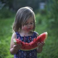 Pige med vandmelon