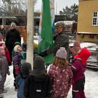 Gladsaxes borgmester Trine Græse (S) hejser Grønne Spirers Bæredygtighedsflag den 4. januar 2024.. 
