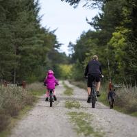 Far og datter på cykeltur i Naturpark Nissum Fjord