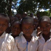 børn fra Uganda i hvide skoleuniformer