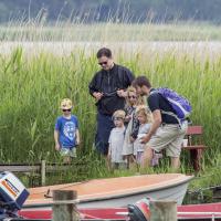 Familie ved båd i Naturpark Randers Fjord