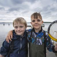 Drenge med fiskenet i Naturpark Randers Fjord