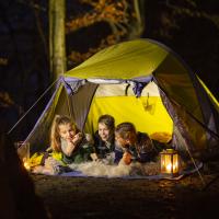 Børn i telt i naturen