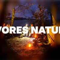Vores Natur signaturfoto med telte og bål i mørke 