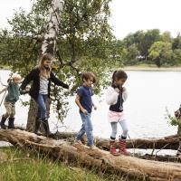 Naturens dag børn på træstamme 