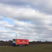 landskab med skilte på parkerede lastbiler