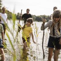 Børn går på opdagelse i en sø